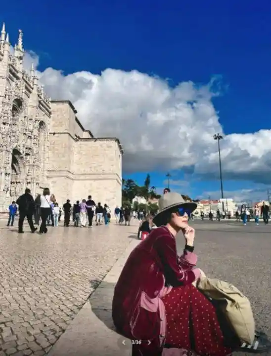 罗嘉良带伤登台引关注，妻子海外生活遭热议