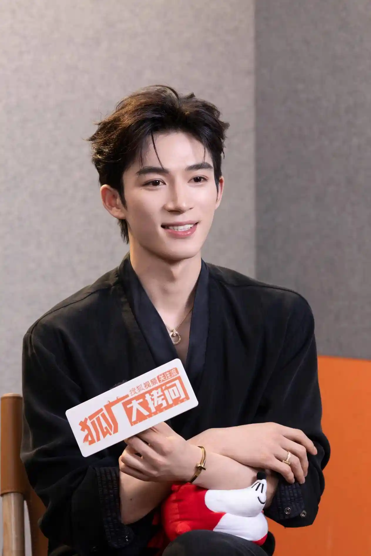 王星越首曝与白鹿四度合作幕后花絮，自封在逃户外博主引热议