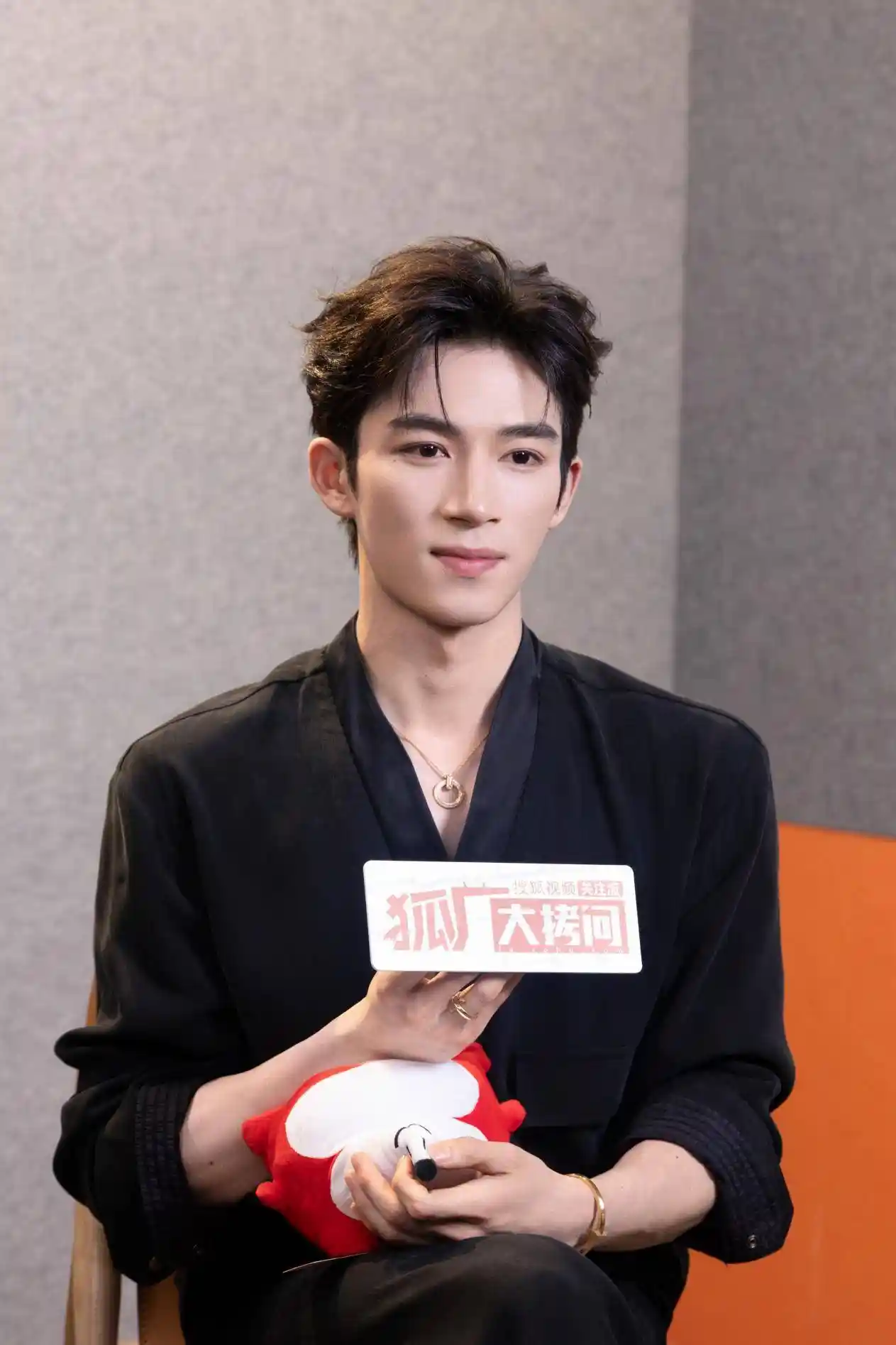 王星越首曝与白鹿四度合作幕后花絮，自封在逃户外博主引热议