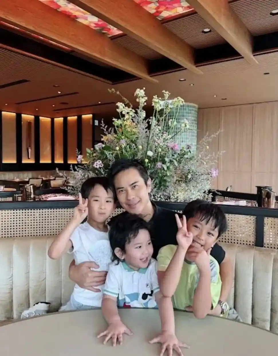 陈凯琳携子庆生引热议，小帅哥颜值爆表似郑嘉颖