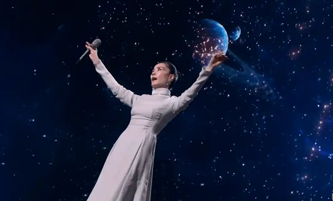 春晚神级撞脸现场引爆全网！王菲秒变潘虹，热巴状态引热议，蔡明演技炸裂却意外抢镜