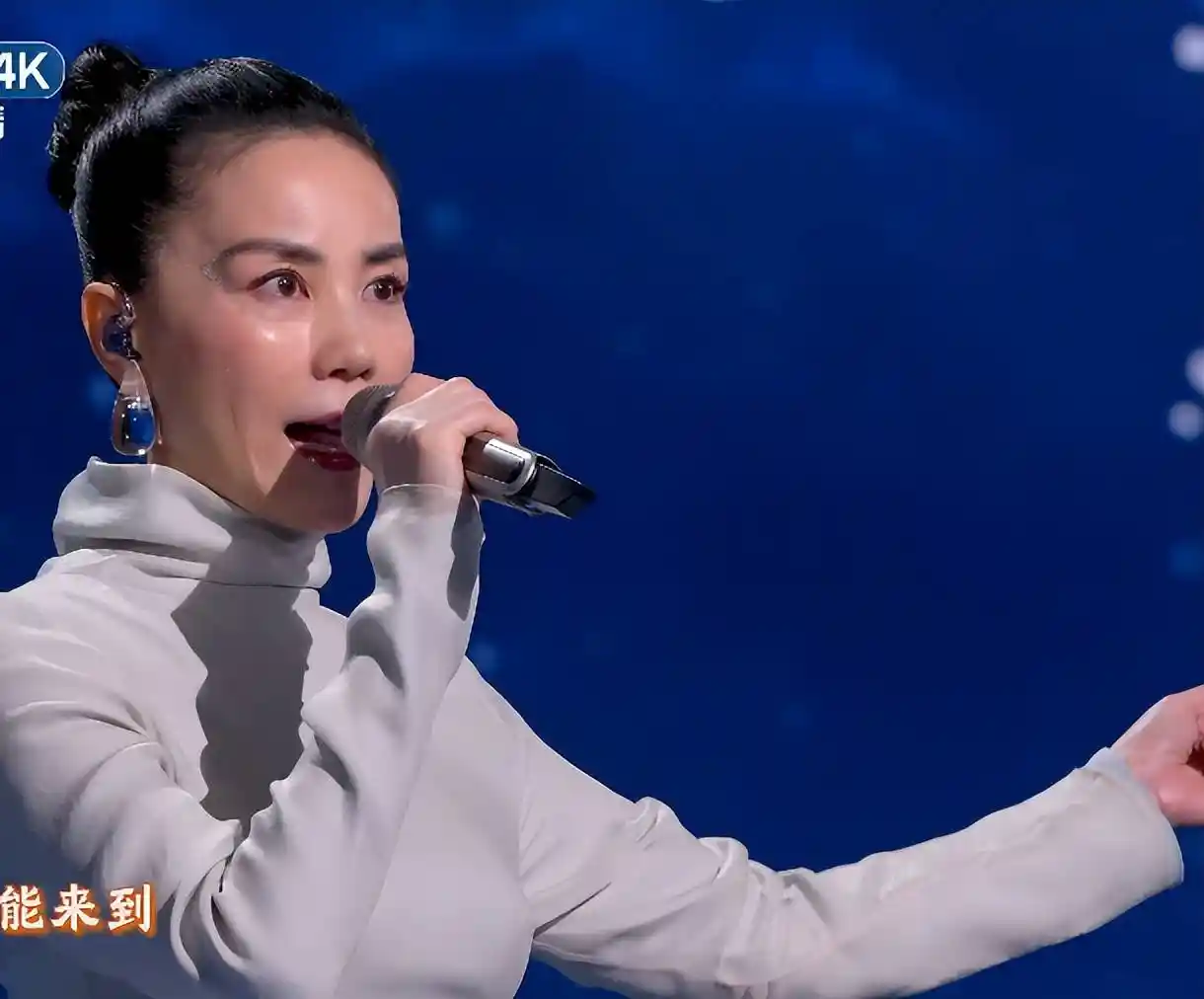 春晚神级撞脸现场引爆全网！王菲秒变潘虹，热巴状态引热议，蔡明演技炸裂却意外抢镜