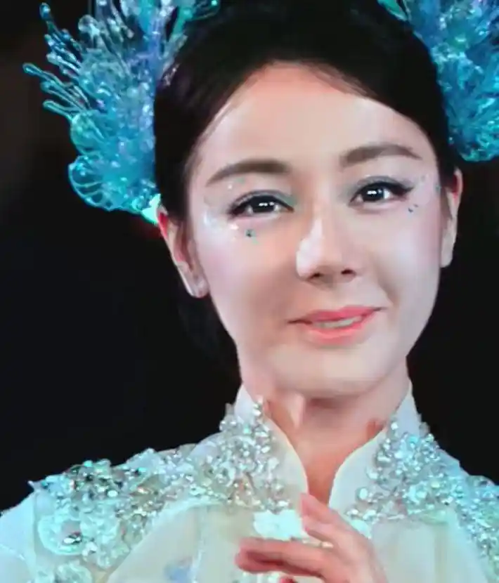 春晚神级撞脸现场引爆全网！王菲秒变潘虹，热巴状态引热议，蔡明演技炸裂却意外抢镜