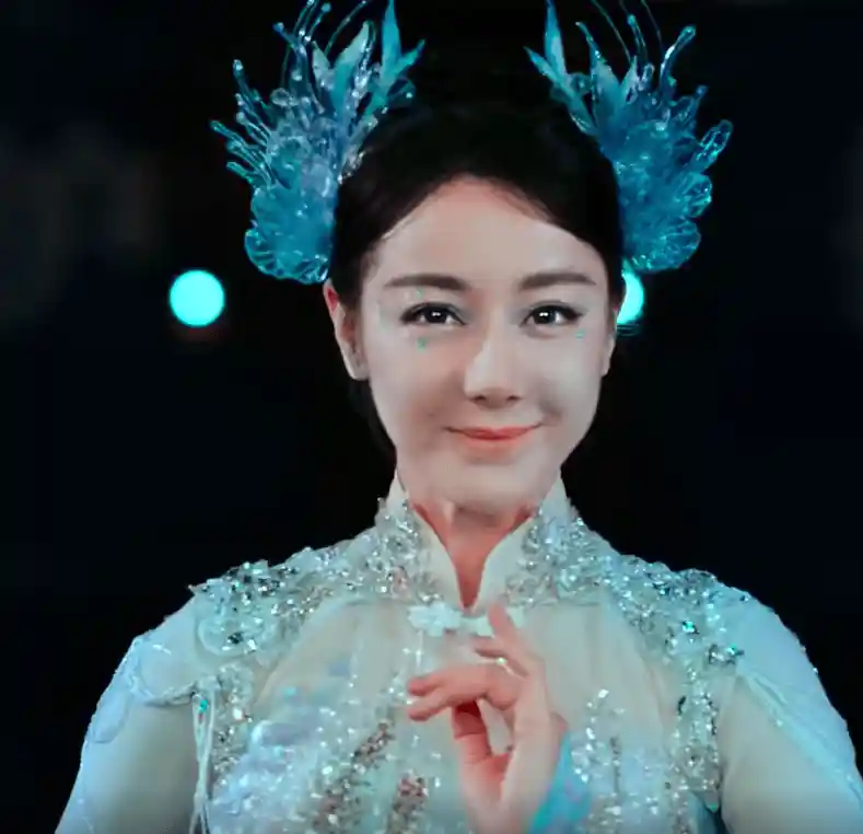 春晚神级撞脸现场引爆全网！王菲秒变潘虹，热巴状态引热议，蔡明演技炸裂却意外抢镜