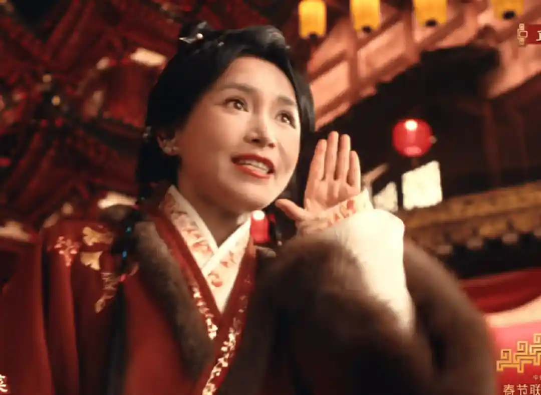 春晚神级撞脸现场引爆全网！王菲秒变潘虹，热巴状态引热议，蔡明演技炸裂却意外抢镜