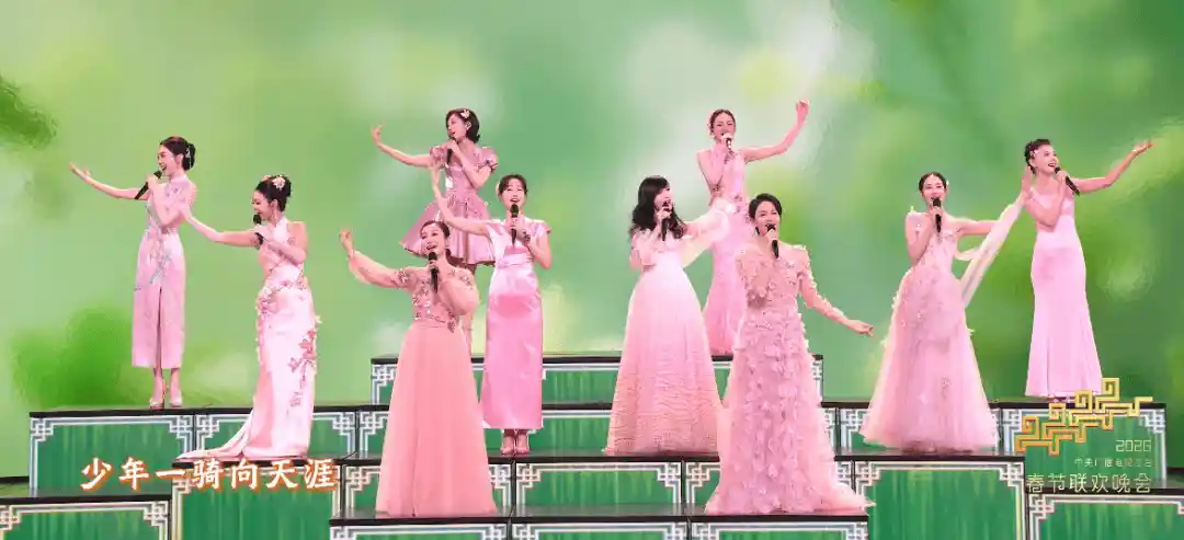 春晚神级撞脸现场引爆全网！王菲秒变潘虹，热巴状态引热议，蔡明演技炸裂却意外抢镜