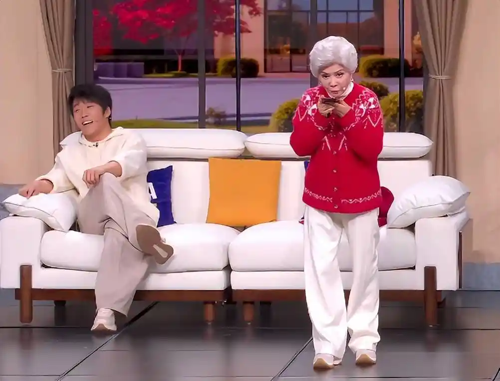 春晚神级撞脸现场引爆全网！王菲秒变潘虹，热巴状态引热议，蔡明演技炸裂却意外抢镜