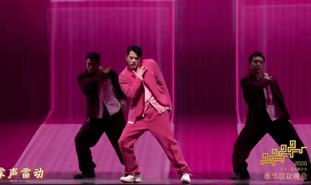 春晚神级撞脸现场引爆全网！王菲秒变潘虹，热巴状态引热议，蔡明演技炸裂却意外抢镜