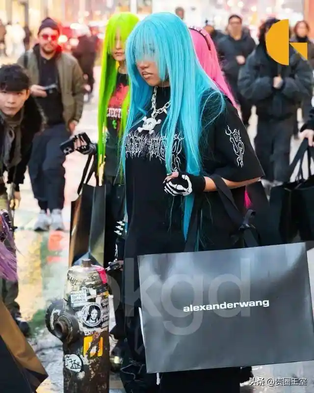 12岁小西北化身街头保镖，卡戴珊家族惊现非主流守护者