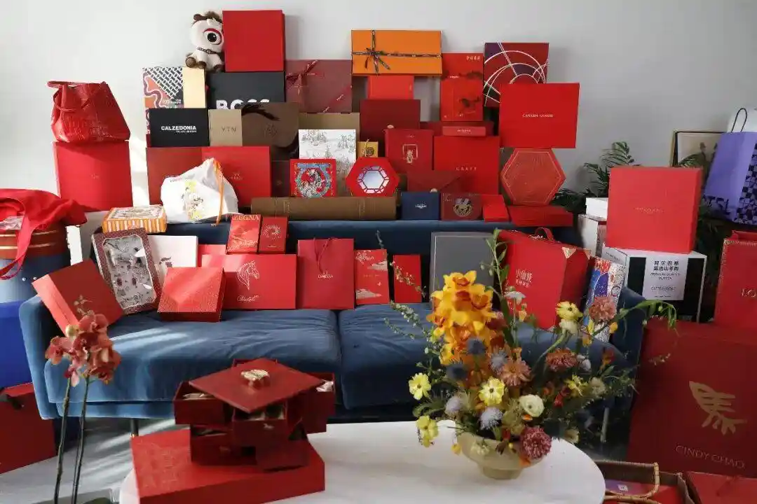 马年开箱风暴!200+国际大牌红包礼盒空降,范主携Bear引爆新年福运潮