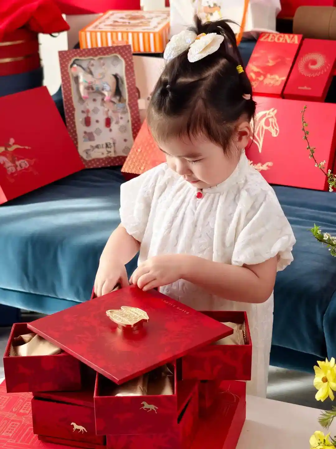 马年开箱风暴!200+国际大牌红包礼盒空降,范主携Bear引爆新年福运潮