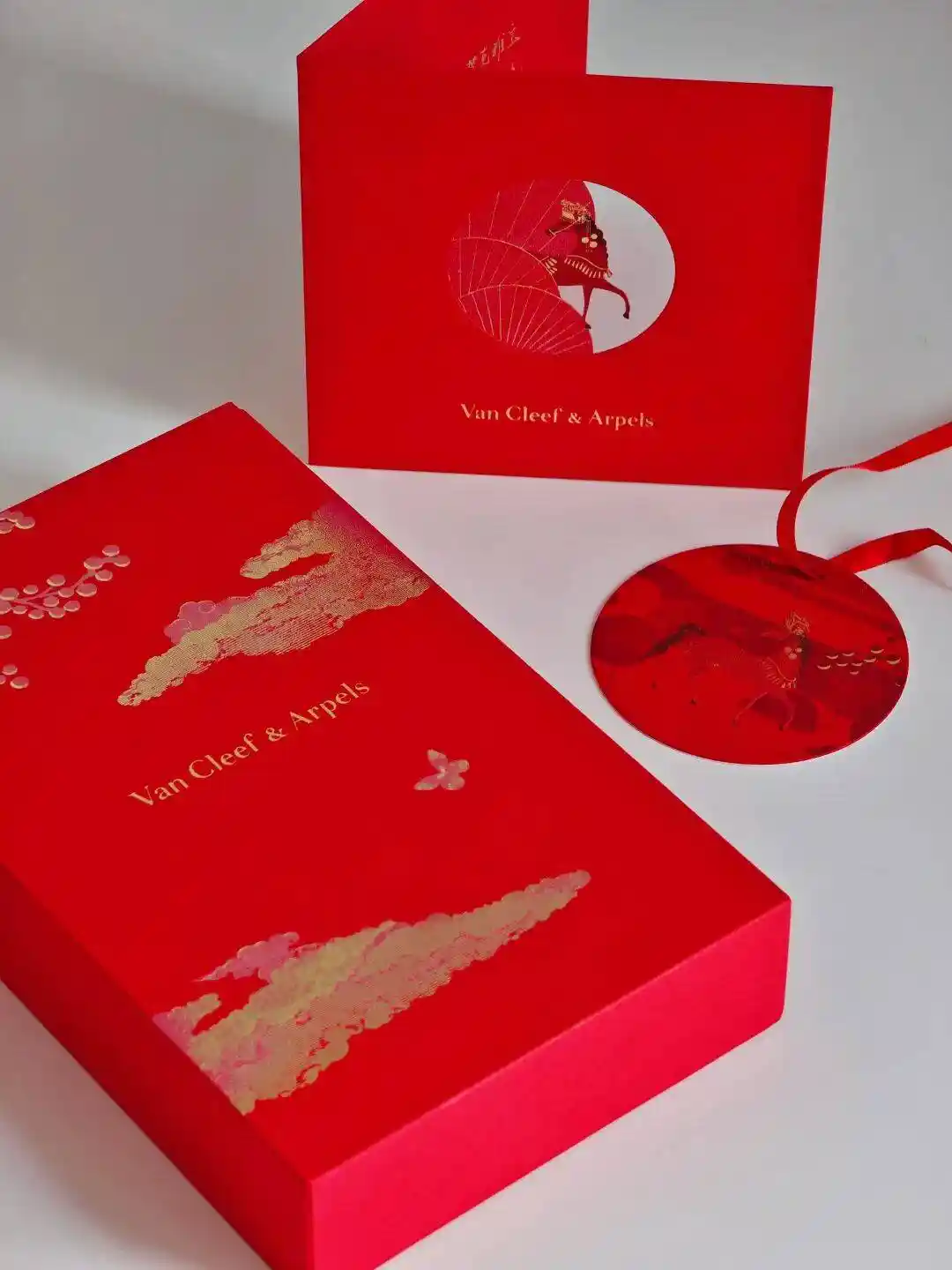 马年开箱风暴!200+国际大牌红包礼盒空降,范主携Bear引爆新年福运潮