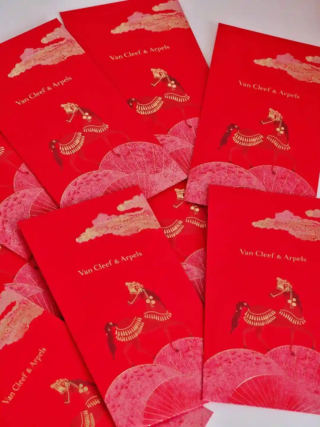 马年开箱风暴!200+国际大牌红包礼盒空降,范主携Bear引爆新年福运潮