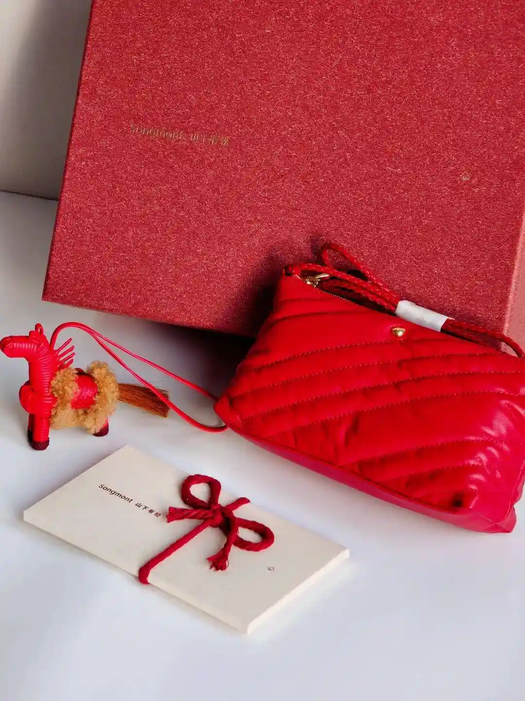 马年开箱风暴!200+国际大牌红包礼盒空降,范主携Bear引爆新年福运潮