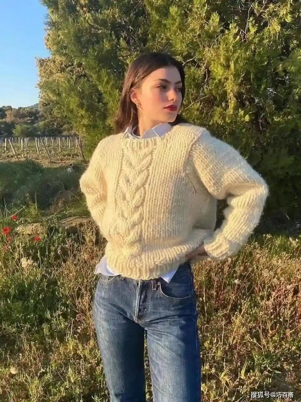 今年冬天穿绞花毛衣+牛仔裤，轻盈出街不靠厚羽绒服！