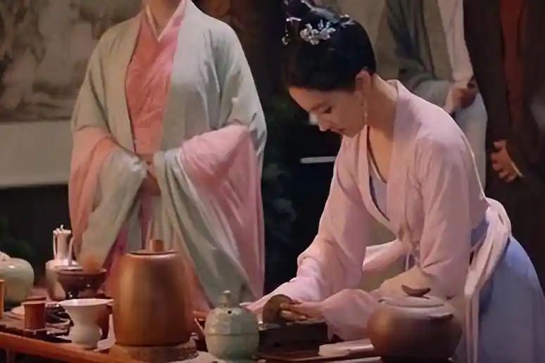 宋朝点茶杀疯了！炙茶、碾末、击拂、咬盏……千年风雅竟是一场顶级宋代咖啡拉花？