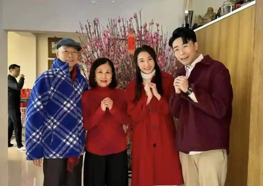 汪明荃豪宅迎30+宾客拜年，6000万海景宅引爆新年热闹话题