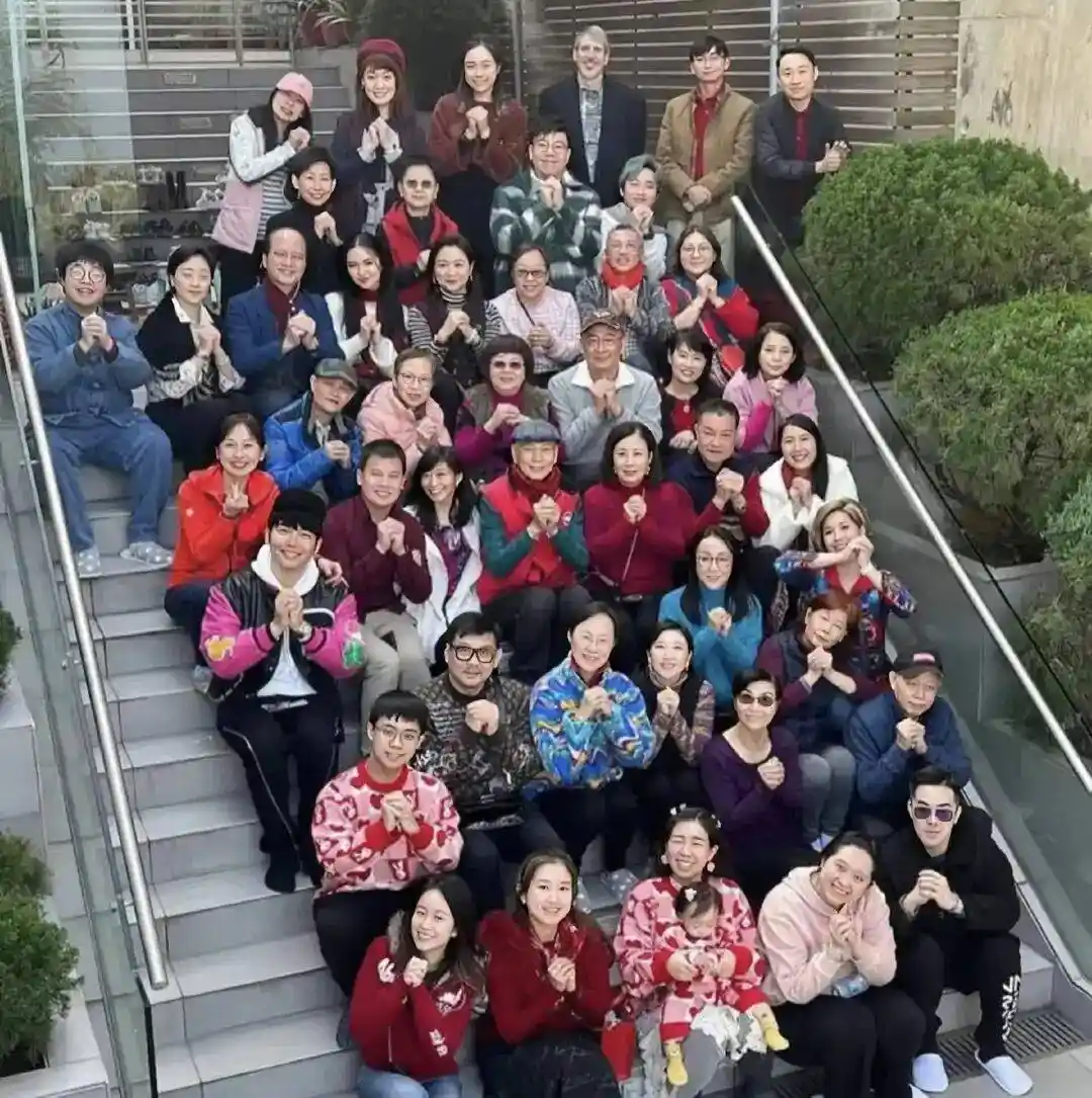 汪明荃豪宅迎30+宾客拜年，6000万海景宅引爆新年热闹话题