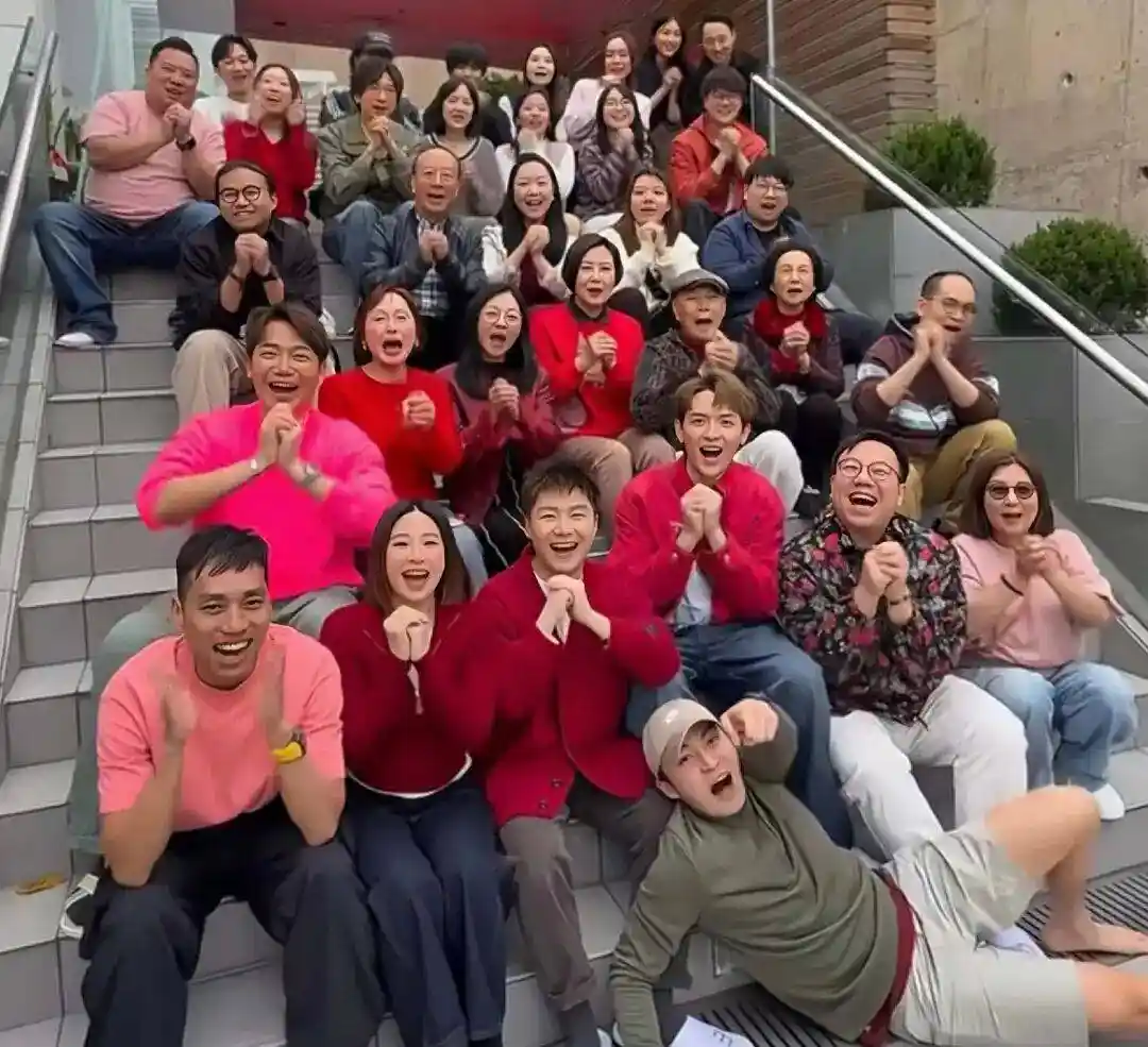 汪明荃豪宅迎30+宾客拜年，6000万海景宅引爆新年热闹话题