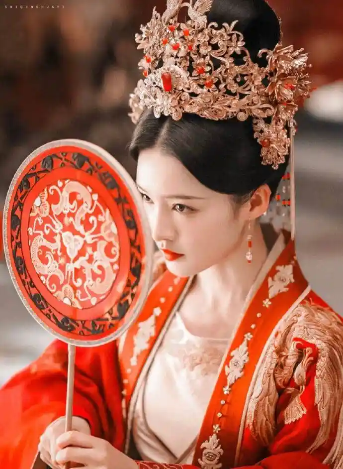 李沁惊艳再现《锦绣南歌》 重映十连冠引热议