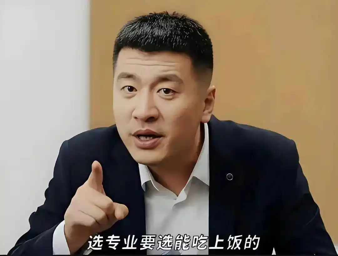 张雪峰离世风波引热议,留几手微博遭禁言,网友怒喊封杀!