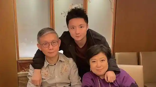 钟培生官宣婚讯,袁嘉敏孕态曝光引热议