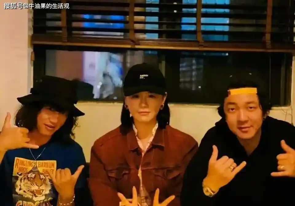 马思纯张哲轩和平分手引爆全网！网友怒删恋爱脑标签：她早不是十年前的那个女孩