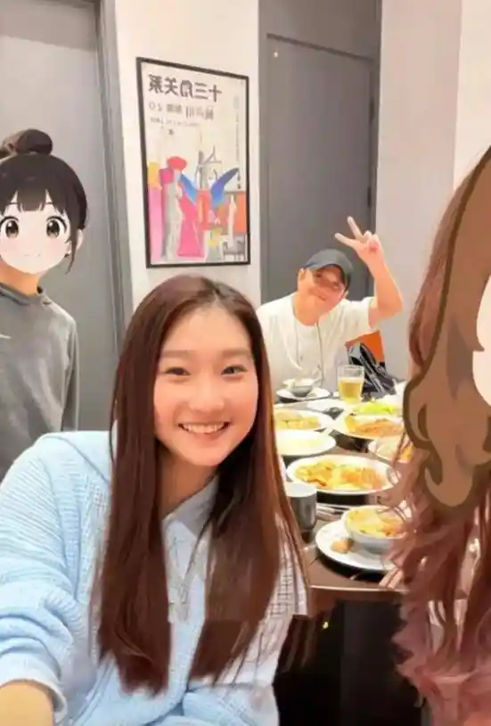 文章饭店爆红，全家齐亮相，前妻马伊琍现身引热议