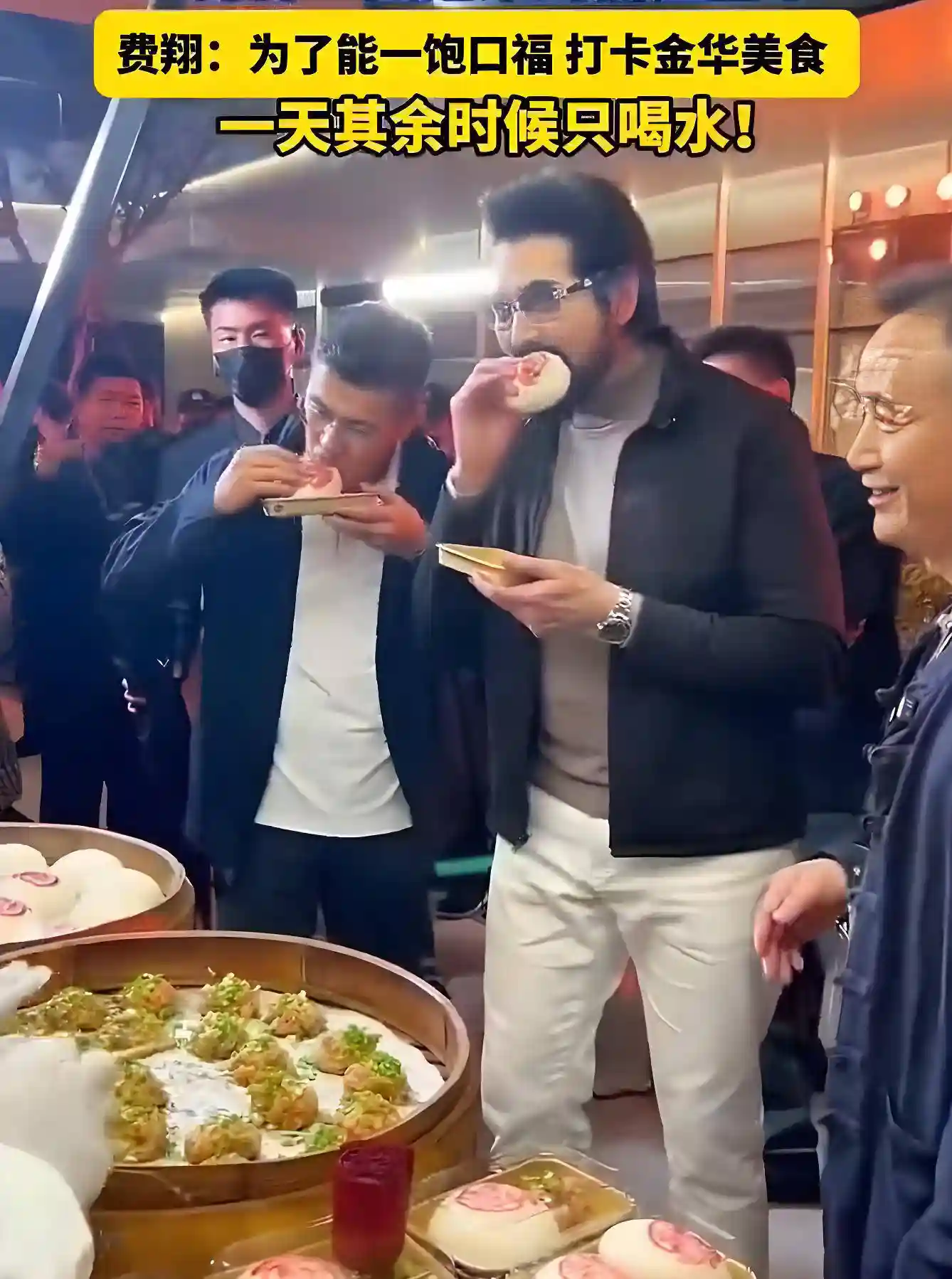 费翔独居养猫，父母双逝无子女，却被亲戚暗中盯上遗产？