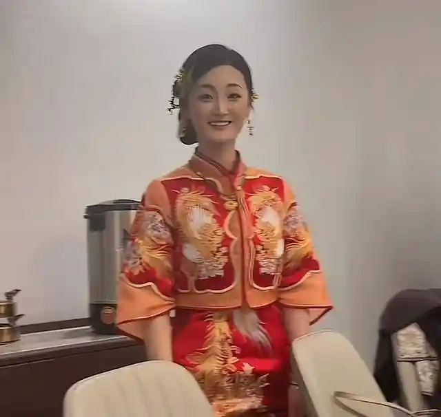 陈亚男26岁丈夫深夜发文力挺爱妻！门前十指紧扣甜蜜暴击，娇羞小女人态引爆全网热议