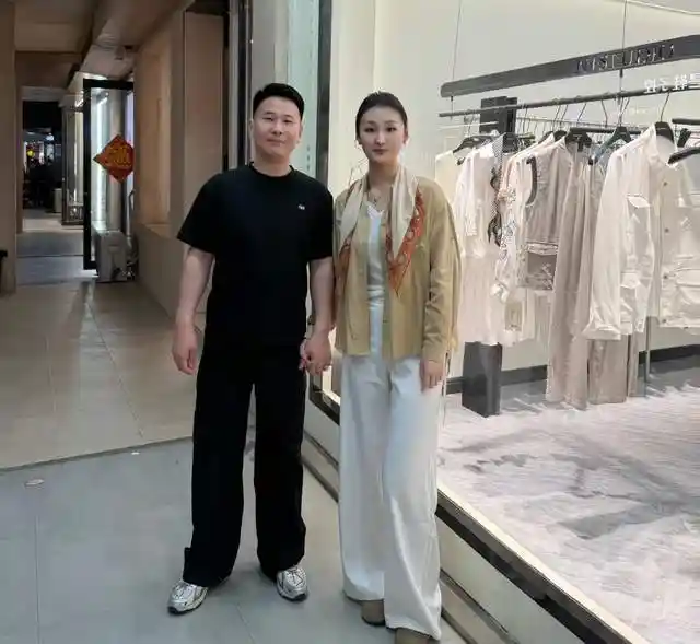 陈亚男26岁丈夫深夜发文力挺爱妻！门前十指紧扣甜蜜暴击，娇羞小女人态引爆全网热议