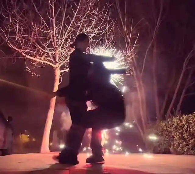 陈亚男26岁丈夫深夜发文力挺爱妻！门前十指紧扣甜蜜暴击，娇羞小女人态引爆全网热议