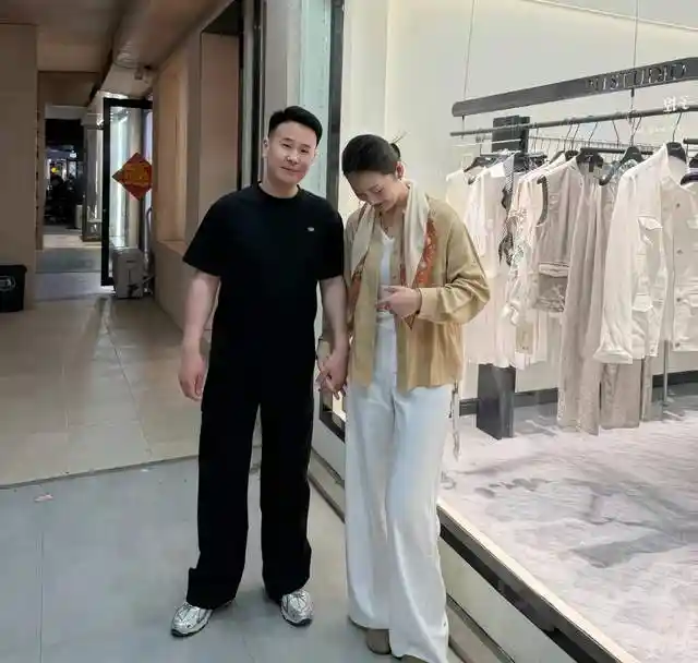 陈亚男26岁丈夫深夜发文力挺爱妻！门前十指紧扣甜蜜暴击，娇羞小女人态引爆全网热议