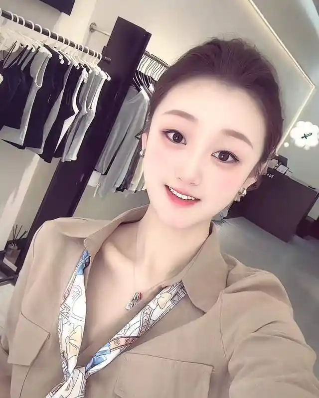 陈亚男26岁丈夫深夜发文力挺爱妻！门前十指紧扣甜蜜暴击，娇羞小女人态引爆全网热议