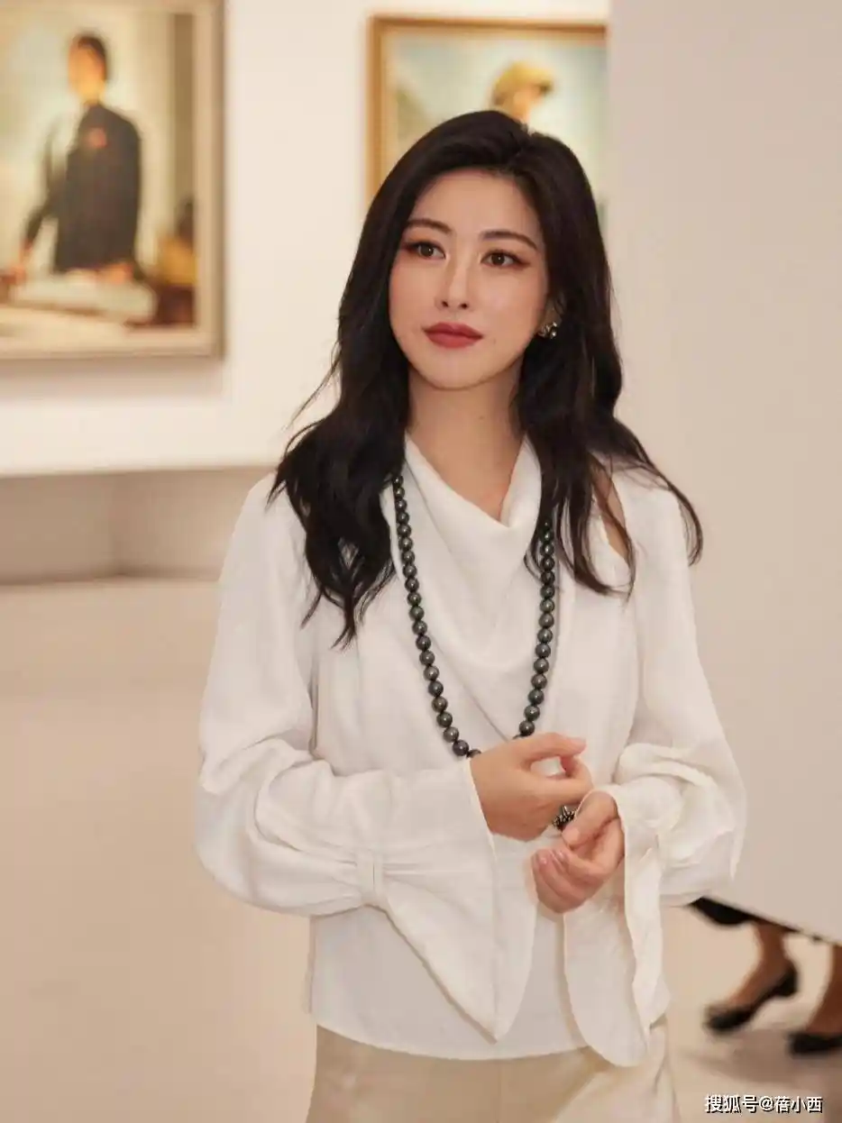 朱珠穿搭启示录：衬衫+这些单品，才是真正的贵气王