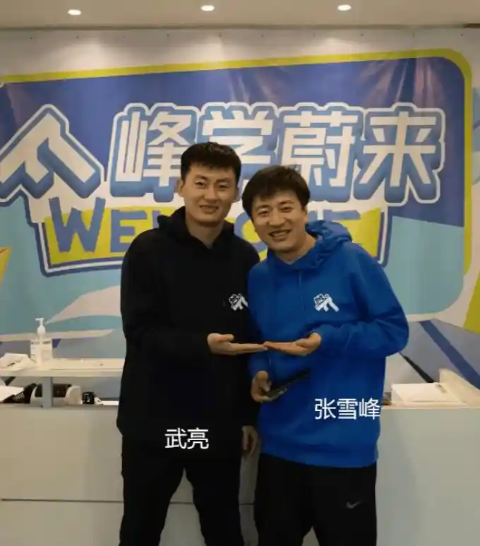 张雪峰离世半月后团队首播，镜头缺席引网友泪目追思