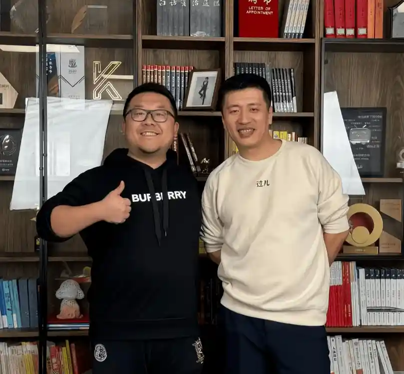 张雪峰离世半月后团队首播，镜头缺席引网友泪目追思