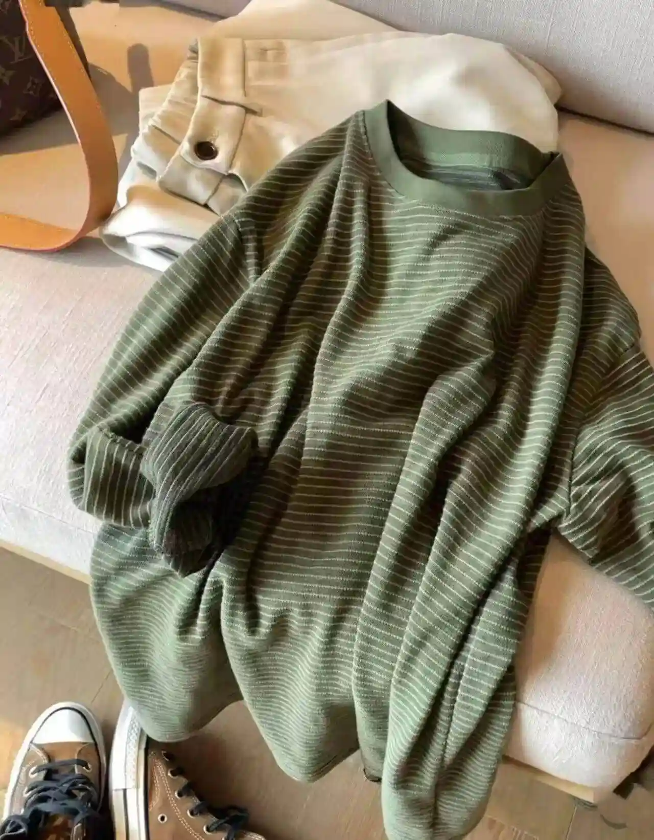 2026春日现象级单品诞生！橄榄绿T强势出圈：黄皮救星+呼吸条纹+云感版型，全网断货预警