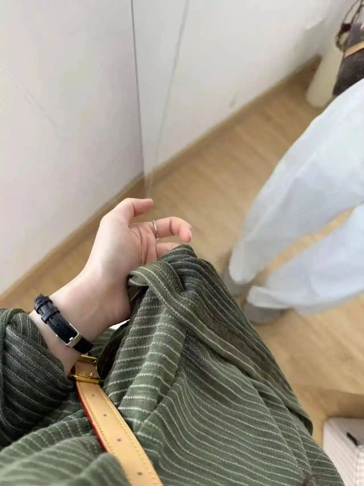 2026春日现象级单品诞生！橄榄绿T强势出圈：黄皮救星+呼吸条纹+云感版型，全网断货预警