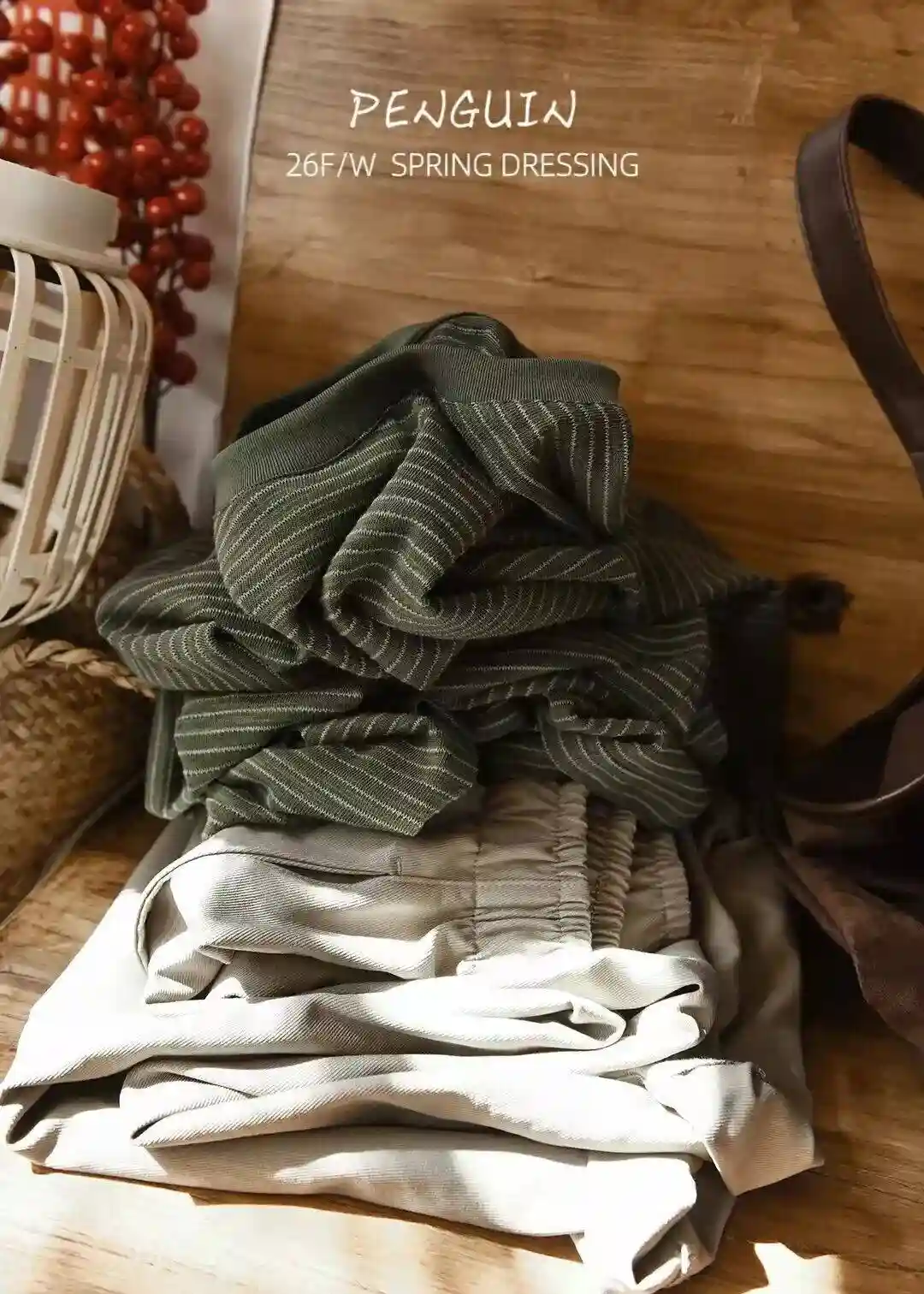 2026春日现象级单品诞生！橄榄绿T强势出圈：黄皮救星+呼吸条纹+云感版型，全网断货预警