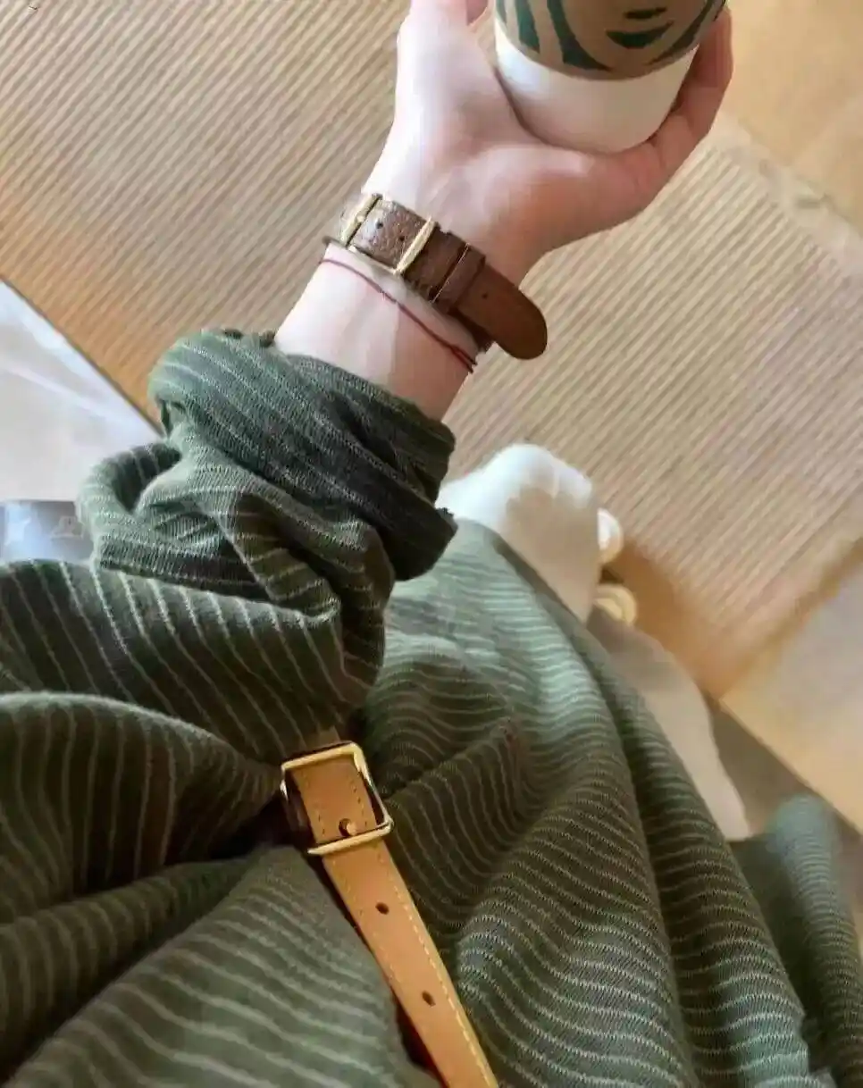 2026春日现象级单品诞生！橄榄绿T强势出圈：黄皮救星+呼吸条纹+云感版型，全网断货预警