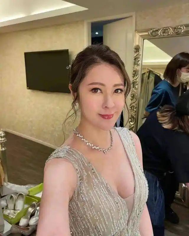 TVB冻龄港姐陈颖妍神隐15年惊现江湖！48岁素颜生图刷爆热搜，传曾拒周慧敏男友示爱，慢生活哲学引爆全网热议