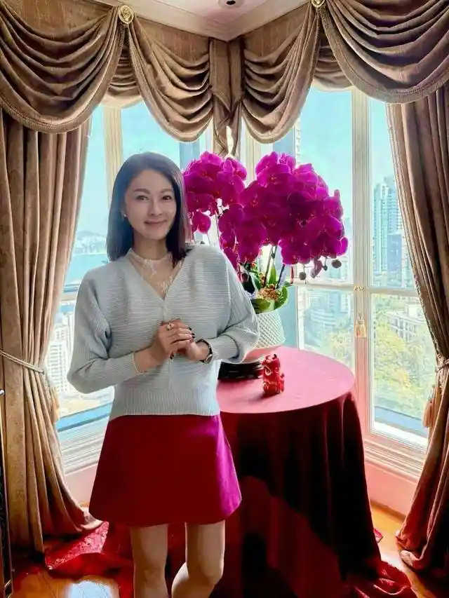 TVB冻龄港姐陈颖妍神隐15年惊现江湖!48岁素颜生图刷爆热搜,传曾拒周慧敏男友示爱,慢生活哲学引爆全网热议