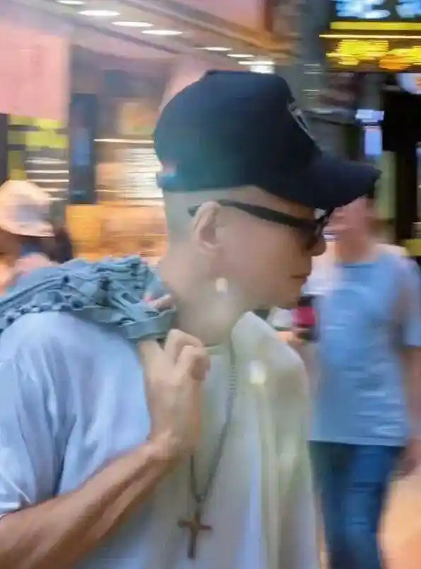 江华母亲去世后首露面，消瘦身影险被撞，昔日TVB男神现状令人心疼