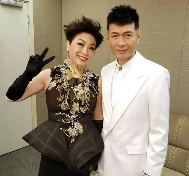 江华母亲去世后首露面，消瘦身影险被撞，昔日TVB男神现状令人心疼