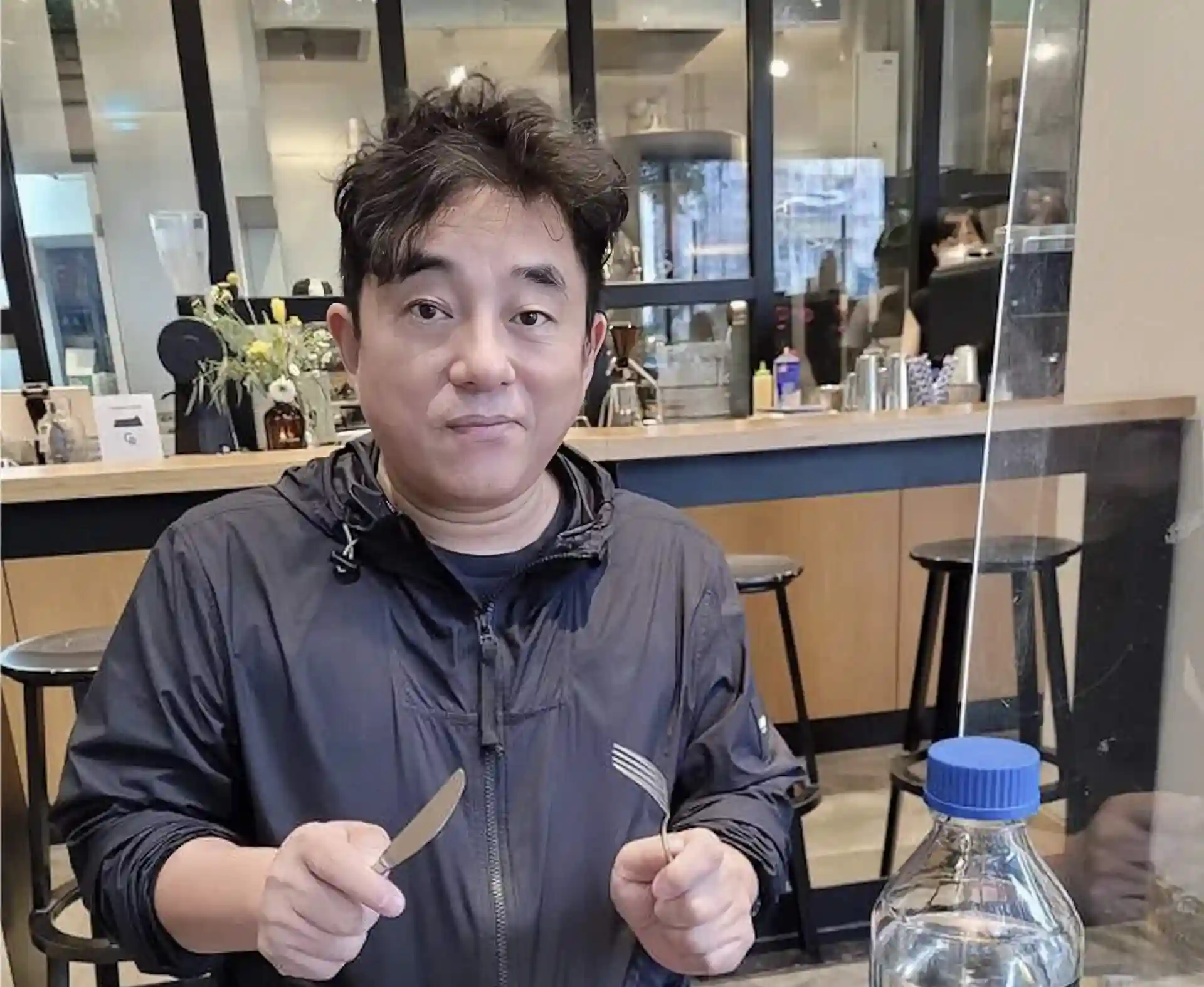 吕方深夜网约车争执引爆全网!62岁喜得千金遭群嘲吃软饭,郑裕玲沉默引猜疑