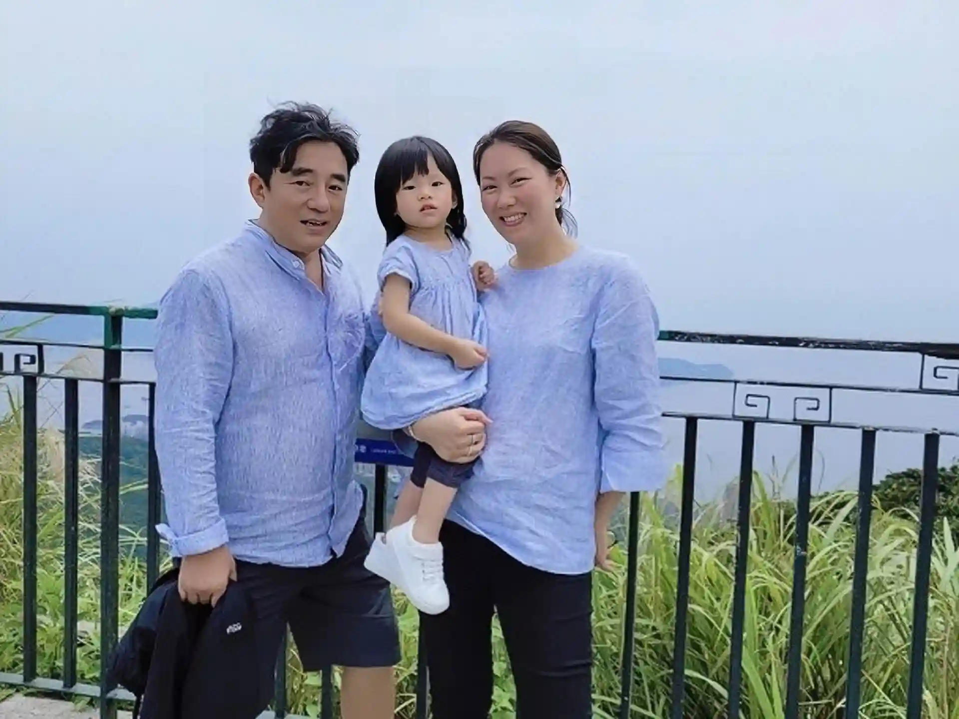 吕方深夜网约车争执引爆全网!62岁喜得千金遭群嘲吃软饭,郑裕玲沉默引猜疑
