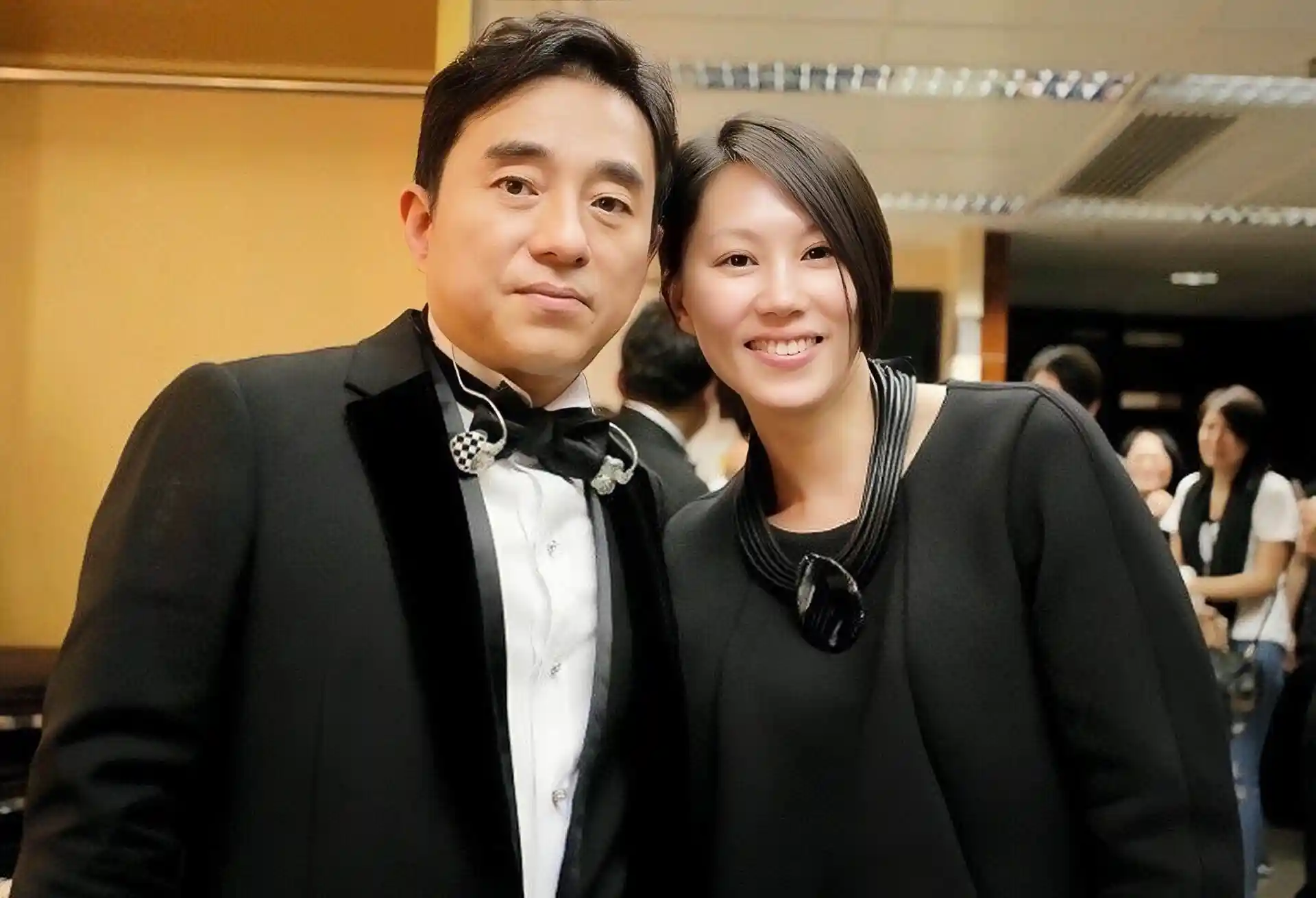 吕方深夜网约车争执引爆全网!62岁喜得千金遭群嘲吃软饭,郑裕玲沉默引猜疑