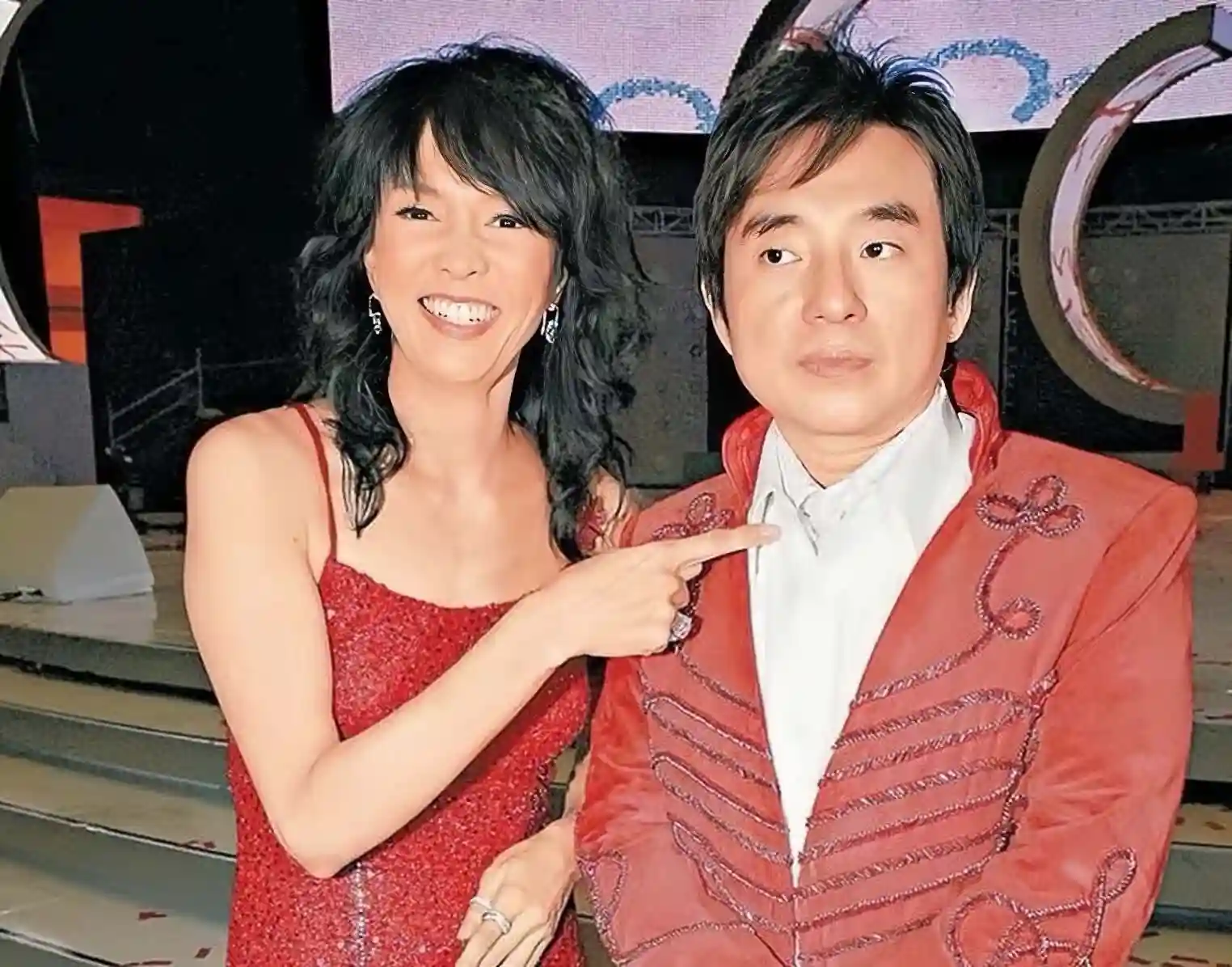 吕方深夜网约车争执引爆全网!62岁喜得千金遭群嘲吃软饭,郑裕玲沉默引猜疑