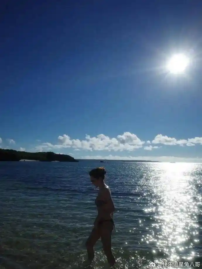 许玮甯海边热浪来袭!比基尼造型引爆性感魅力全场
